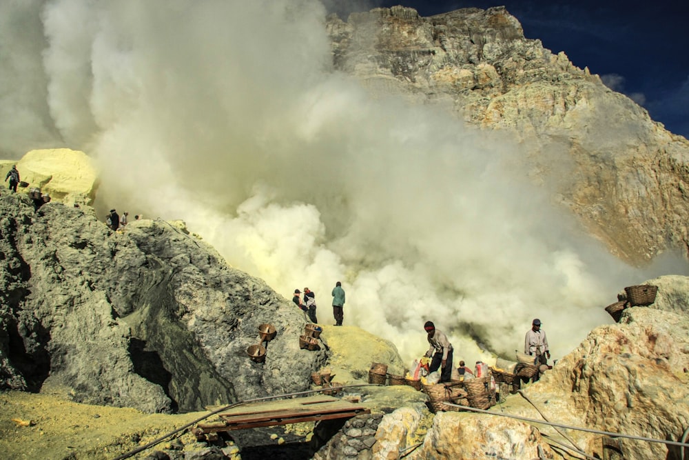 Un grupo de personas de pie en la cima de una montaña