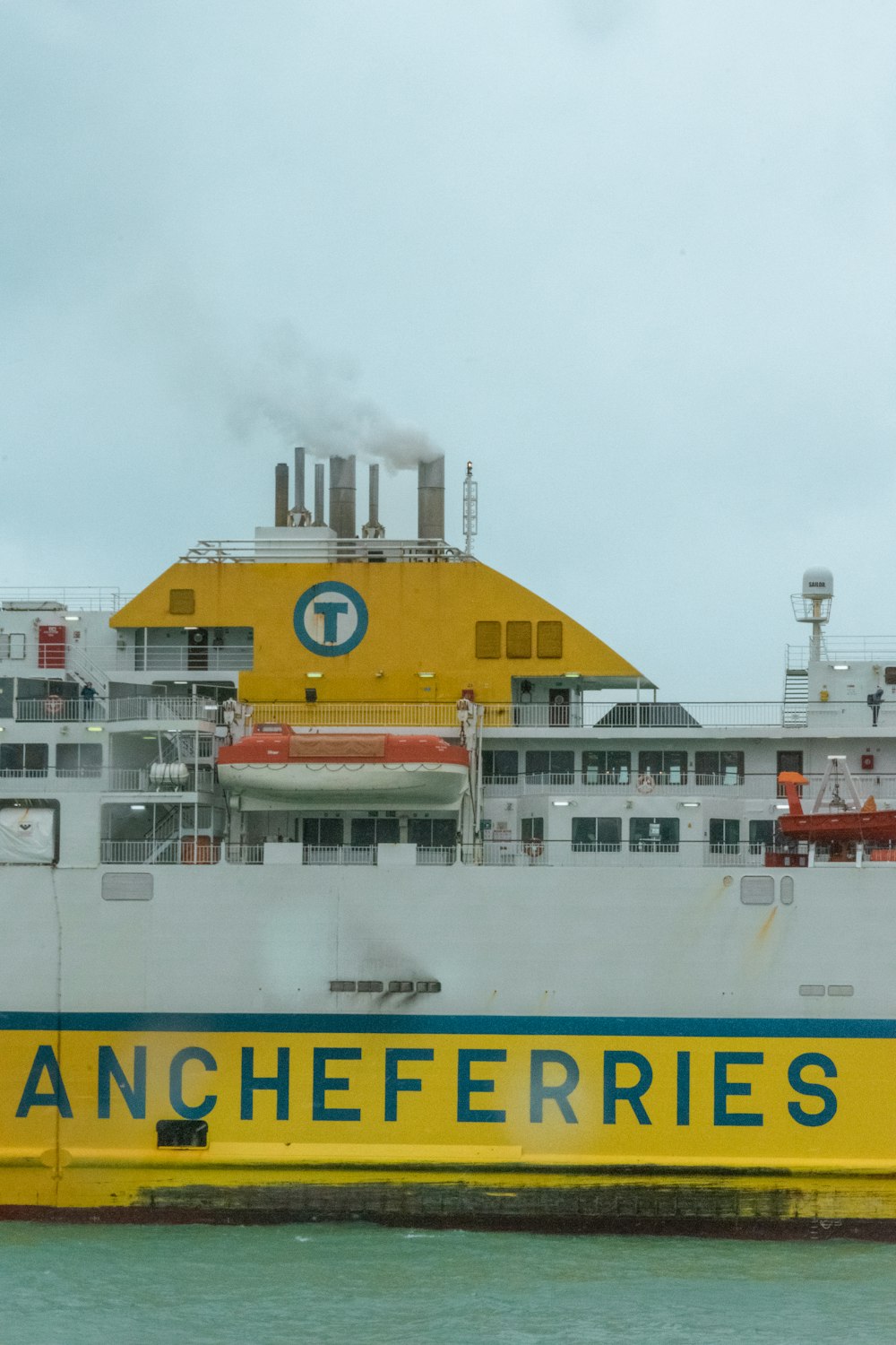 ein großes gelb-weißes Boot im Wasser