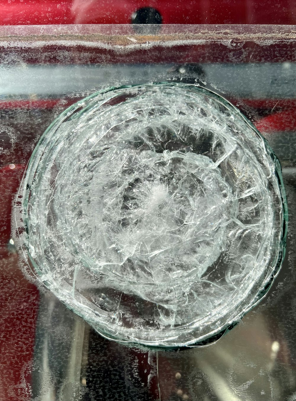 Un primer plano de un recipiente de vidrio sobre una mesa