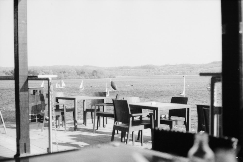 Una foto en blanco y negro de una mesa y sillas