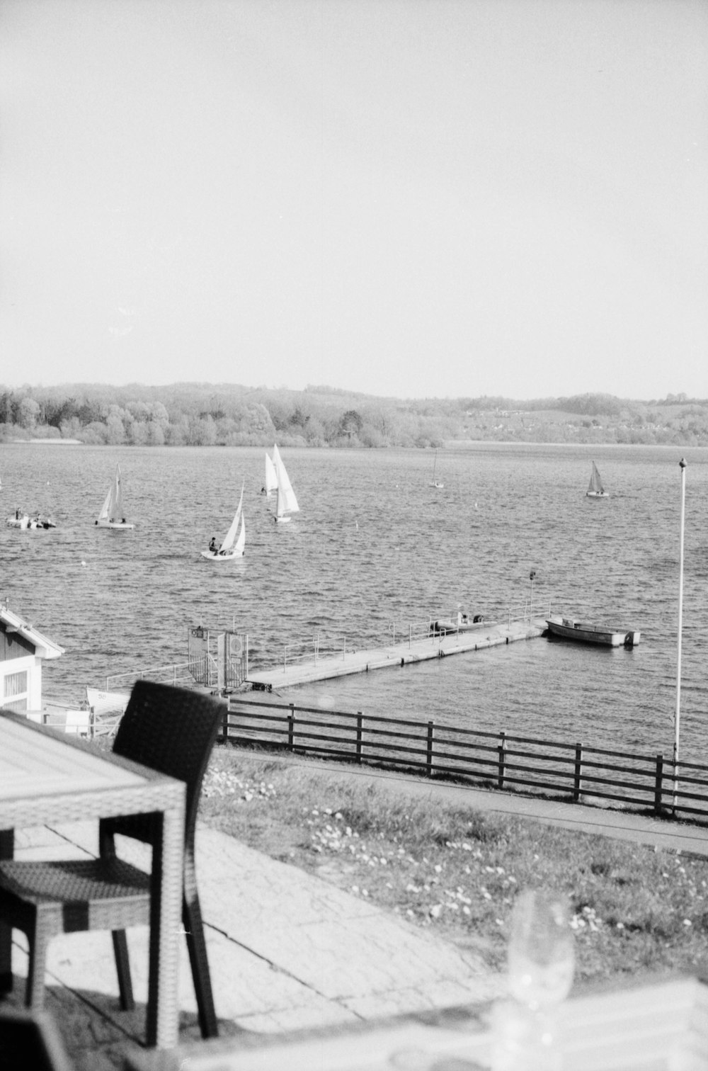 Una foto en blanco y negro de un lago con veleros