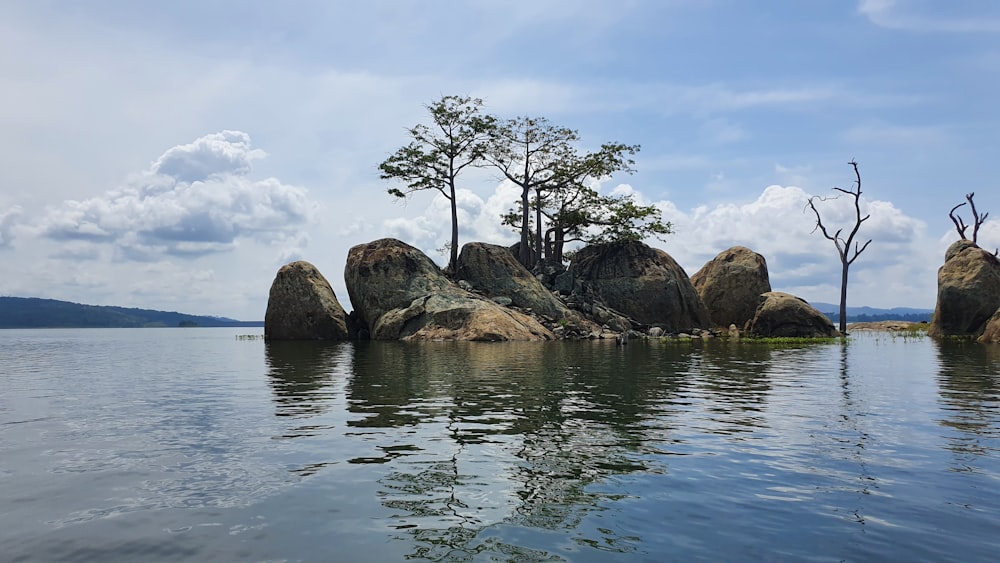 Un gruppo di rocce sedute nel mezzo di un lago