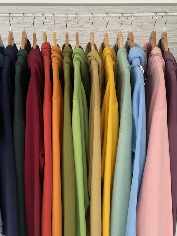 Chemises colorées suspendues sur des pinces