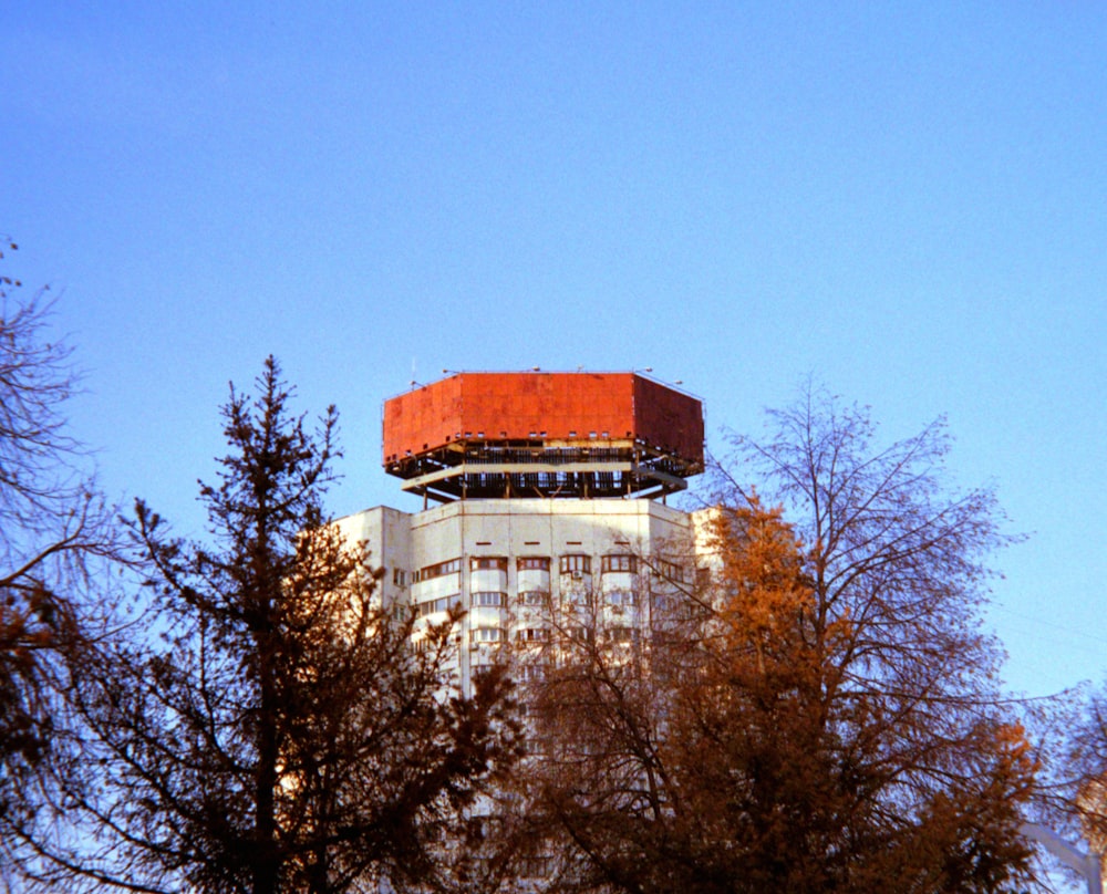 ein großes weißes Gebäude mit rotem Dach