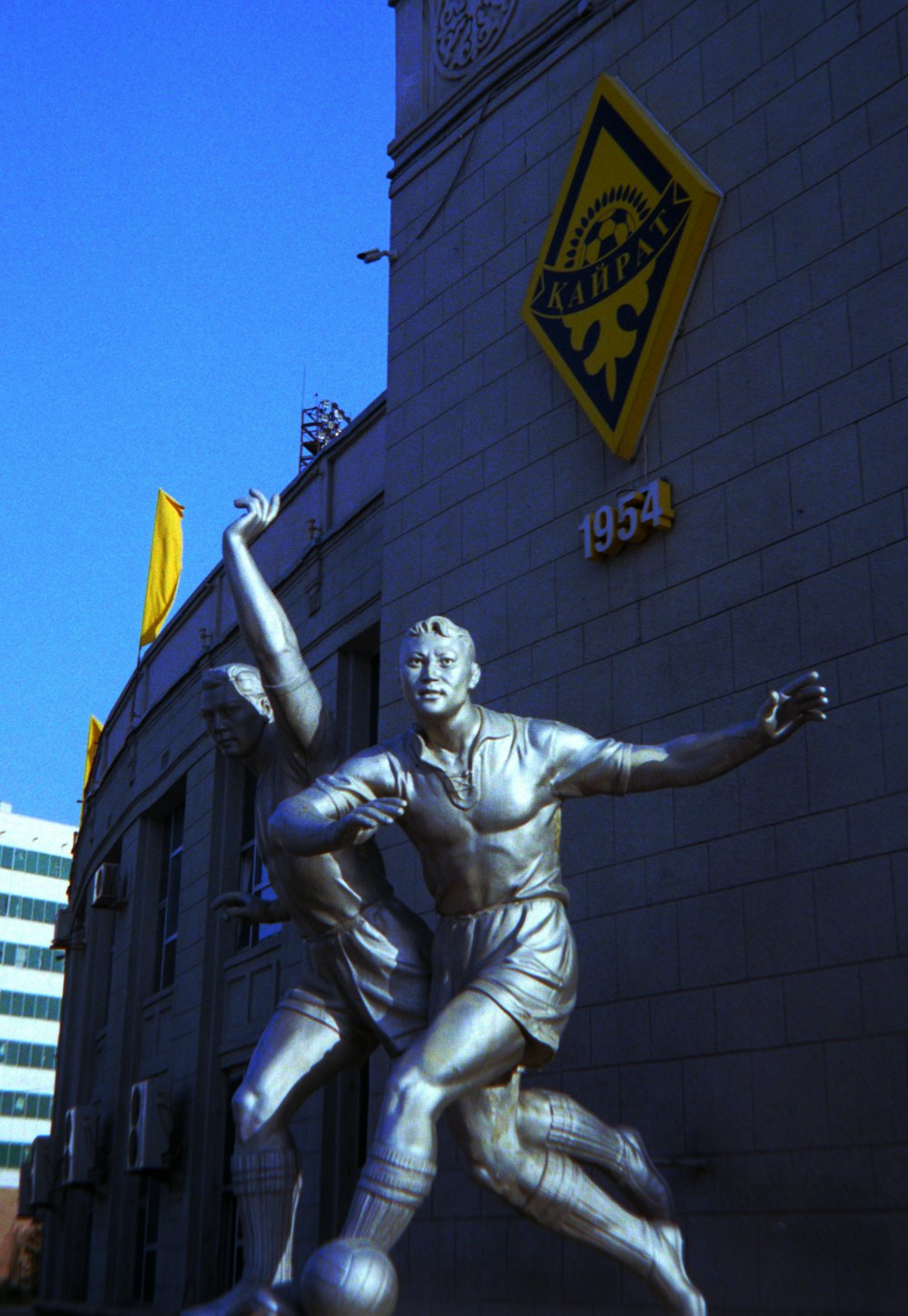 Eine Statue von zwei Männern, die eine Partie Frisbee spielen