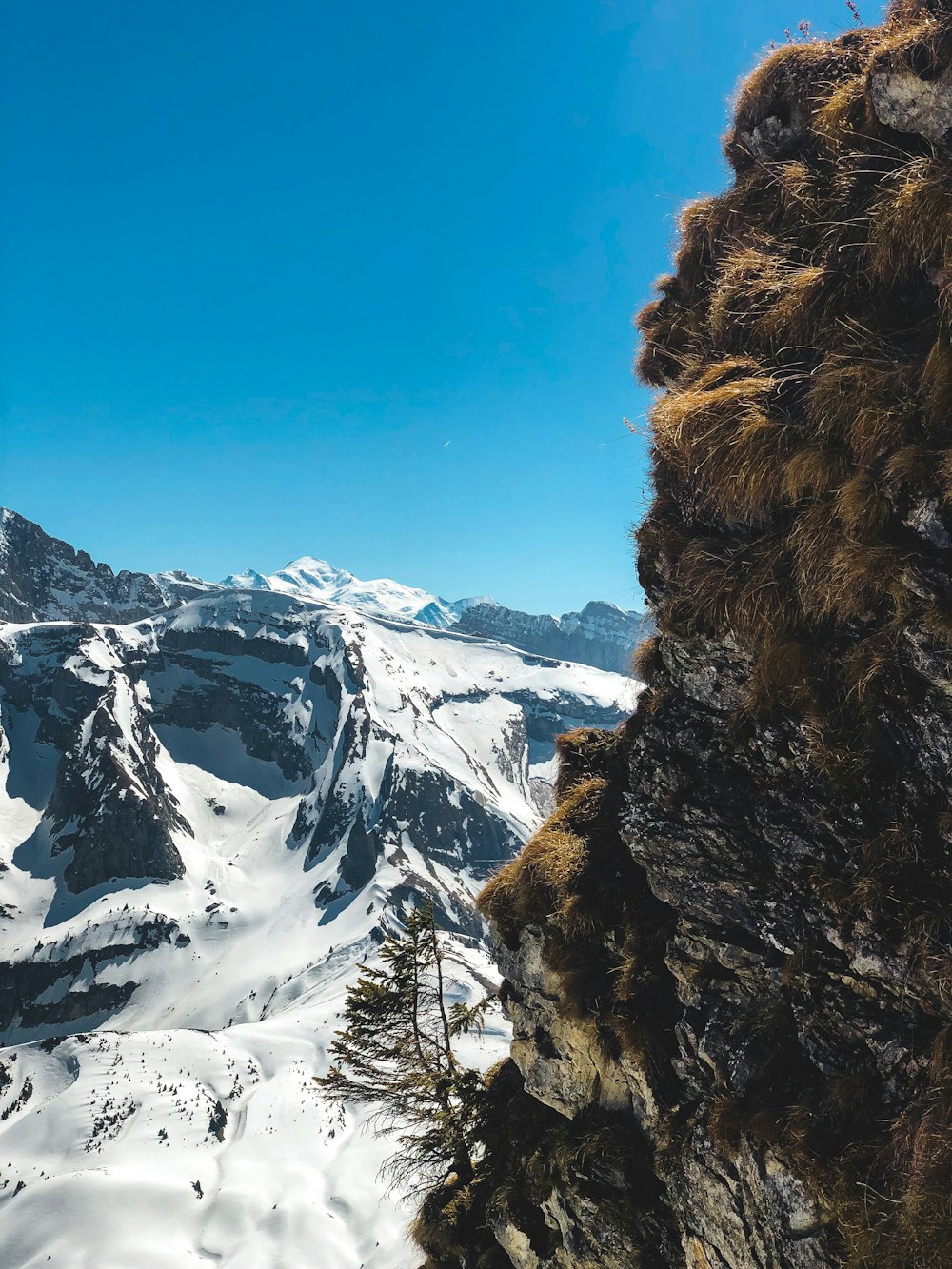 Blick auf eine verschneite Bergkette von einem hohen Aussichtspunkt aus