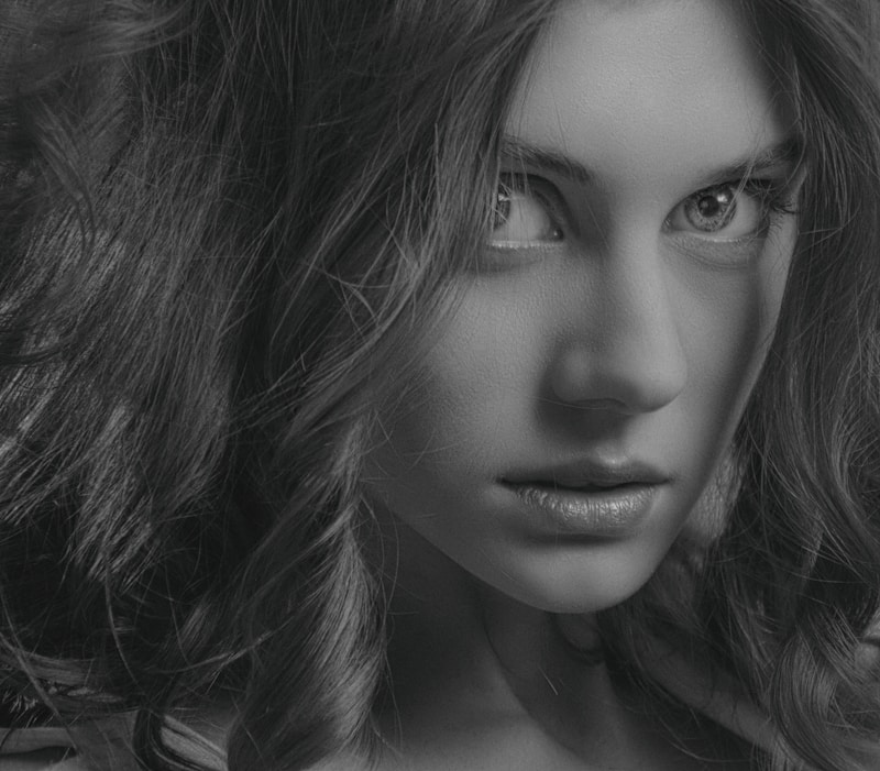 Retrato en blanco y negro de modelo andrógina