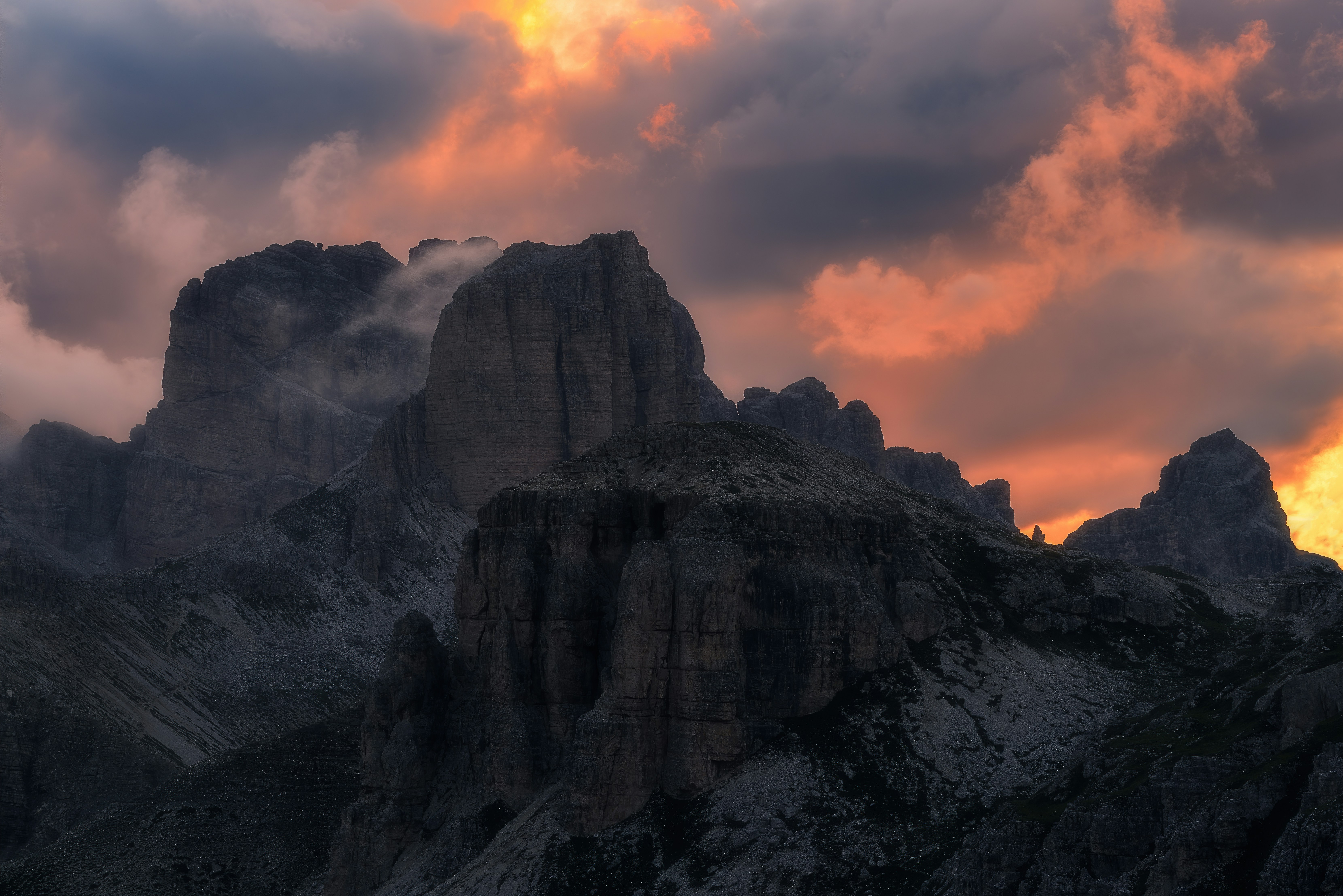 Una montagna rocciosa con un tramonto con le Tre Cime di Lavaredo sullo  sfondo foto – Immagine gratis di Nuvole del cielo su Unsplash, image size:3000x2002