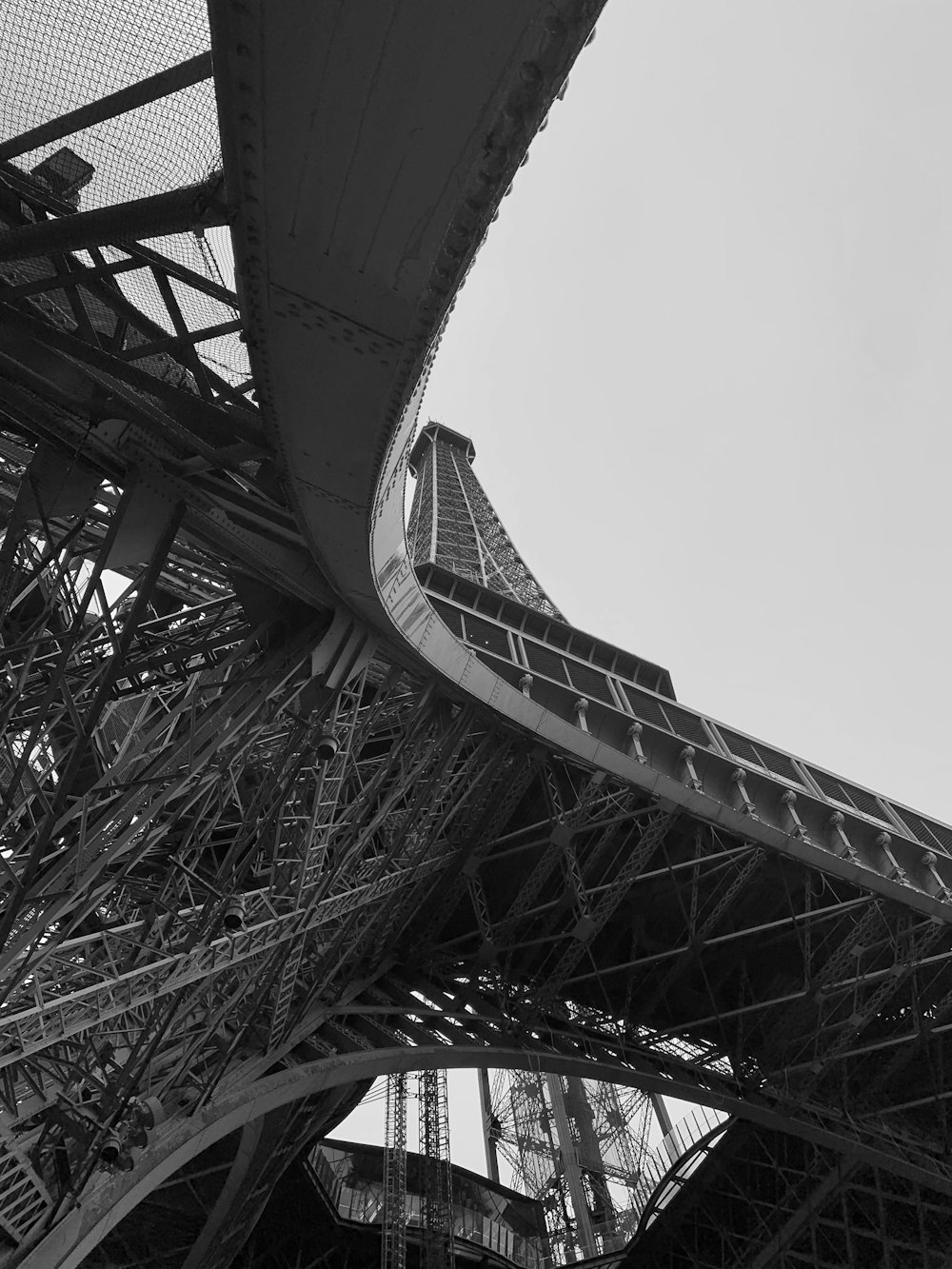 a black and white photo of the eiffel tower