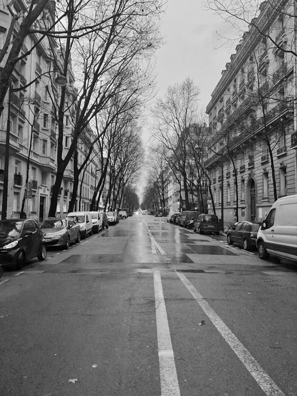 a black and white photo of a city street