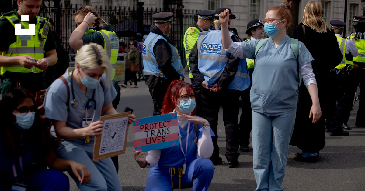 Pro Mask Sign March A woman with a face mask holding a sign photo – Free Protest Image on ...