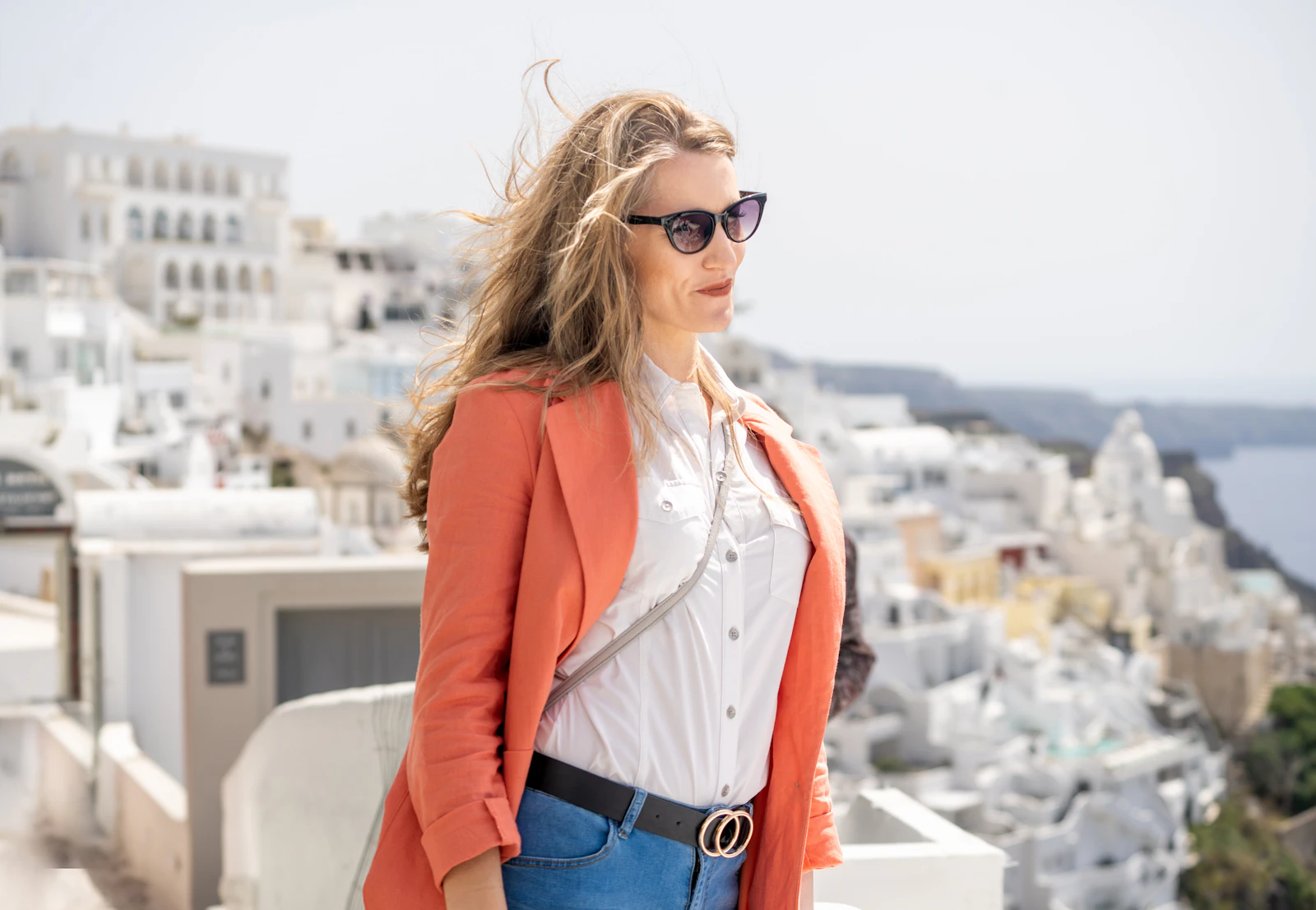 O blazer com ombreiras estruturadas: o ombro definido que impõe presença