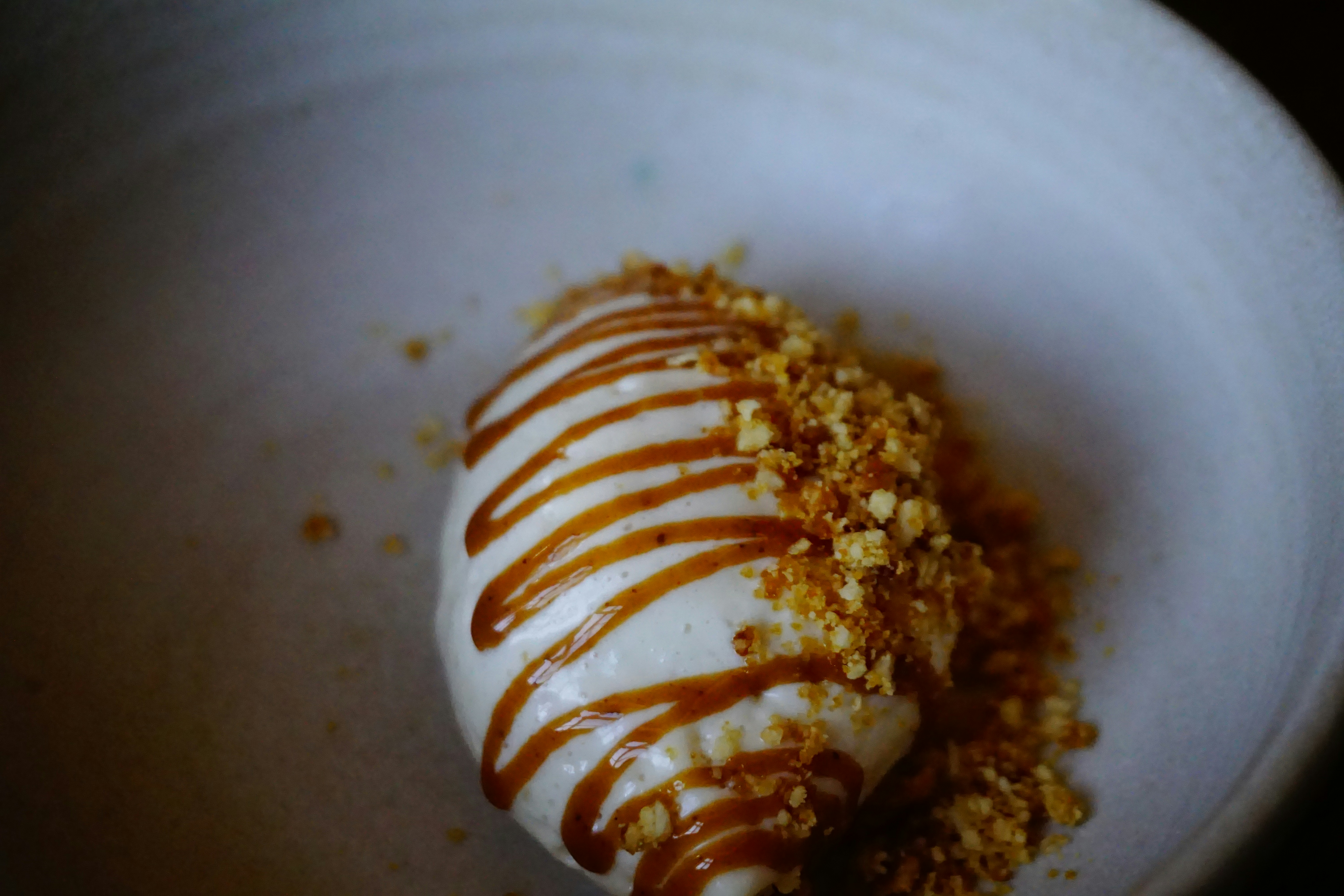 캐러멜로 덮인 디저트를 얹은 화이트 플레이트