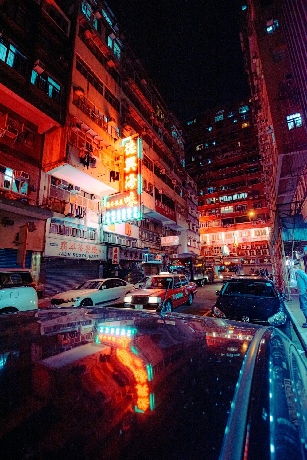 Una calle de la ciudad llena de mucho tráfico por la noche