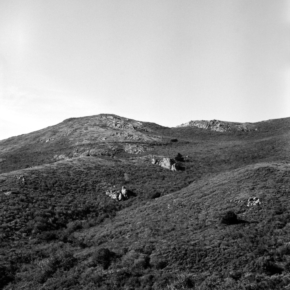 Une photo en noir et blanc d’une montagne