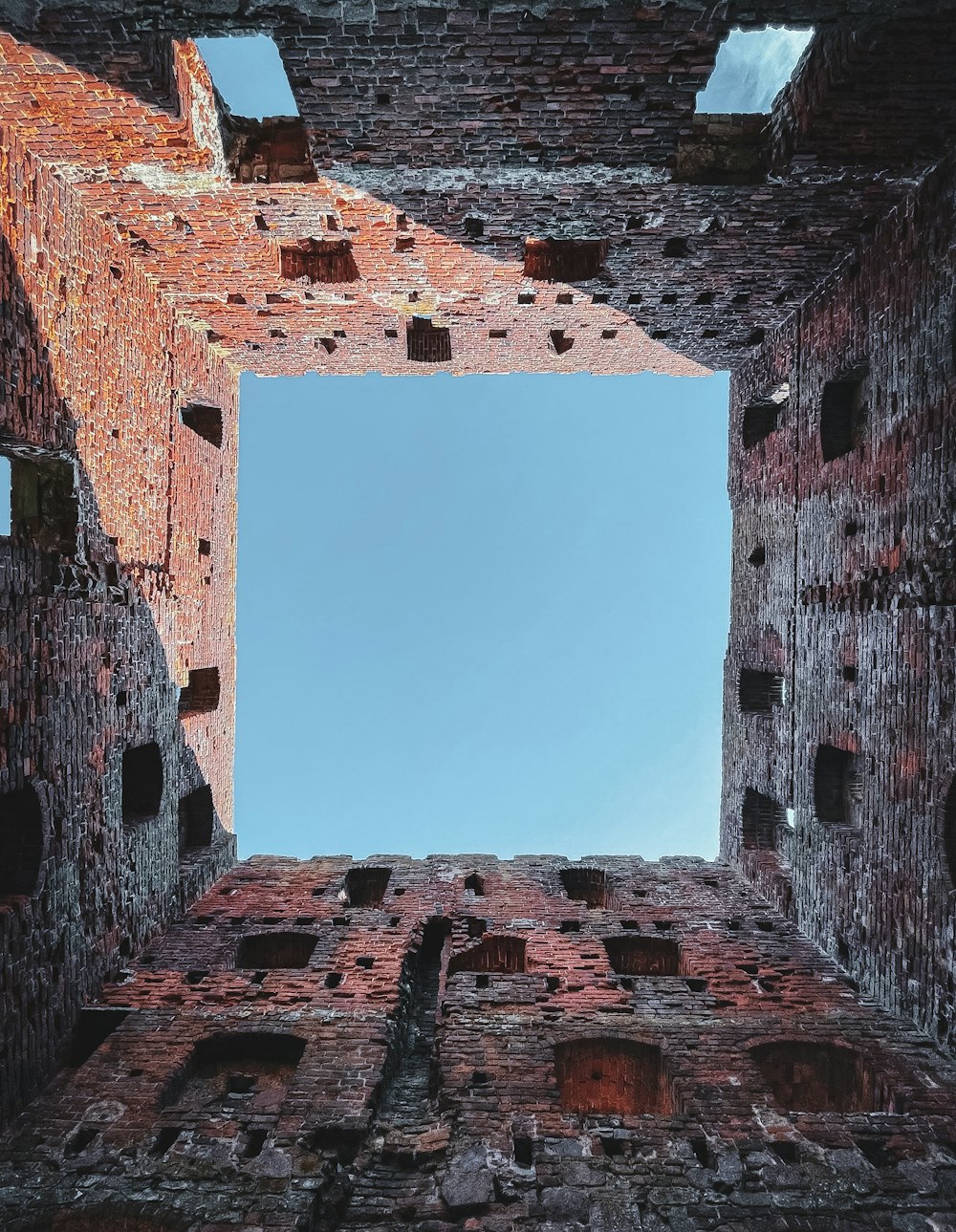 a very tall brick building with a sky in the background