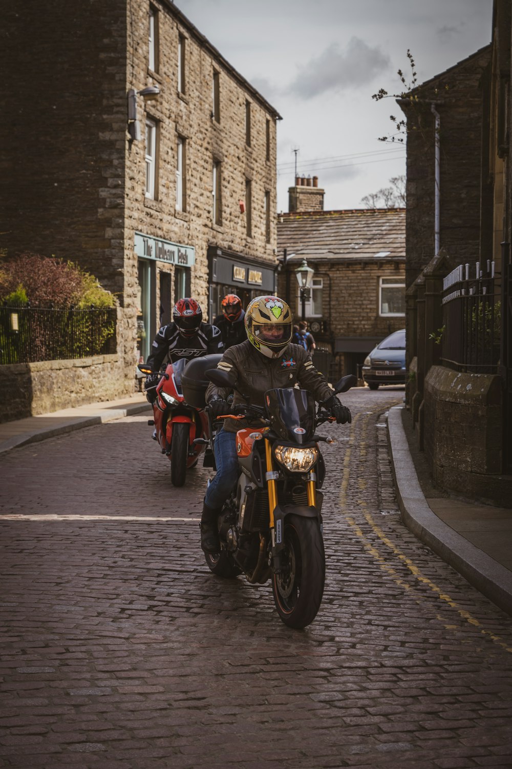 Eine Gruppe von Menschen, die mit dem Motorrad eine Straße entlang fahren