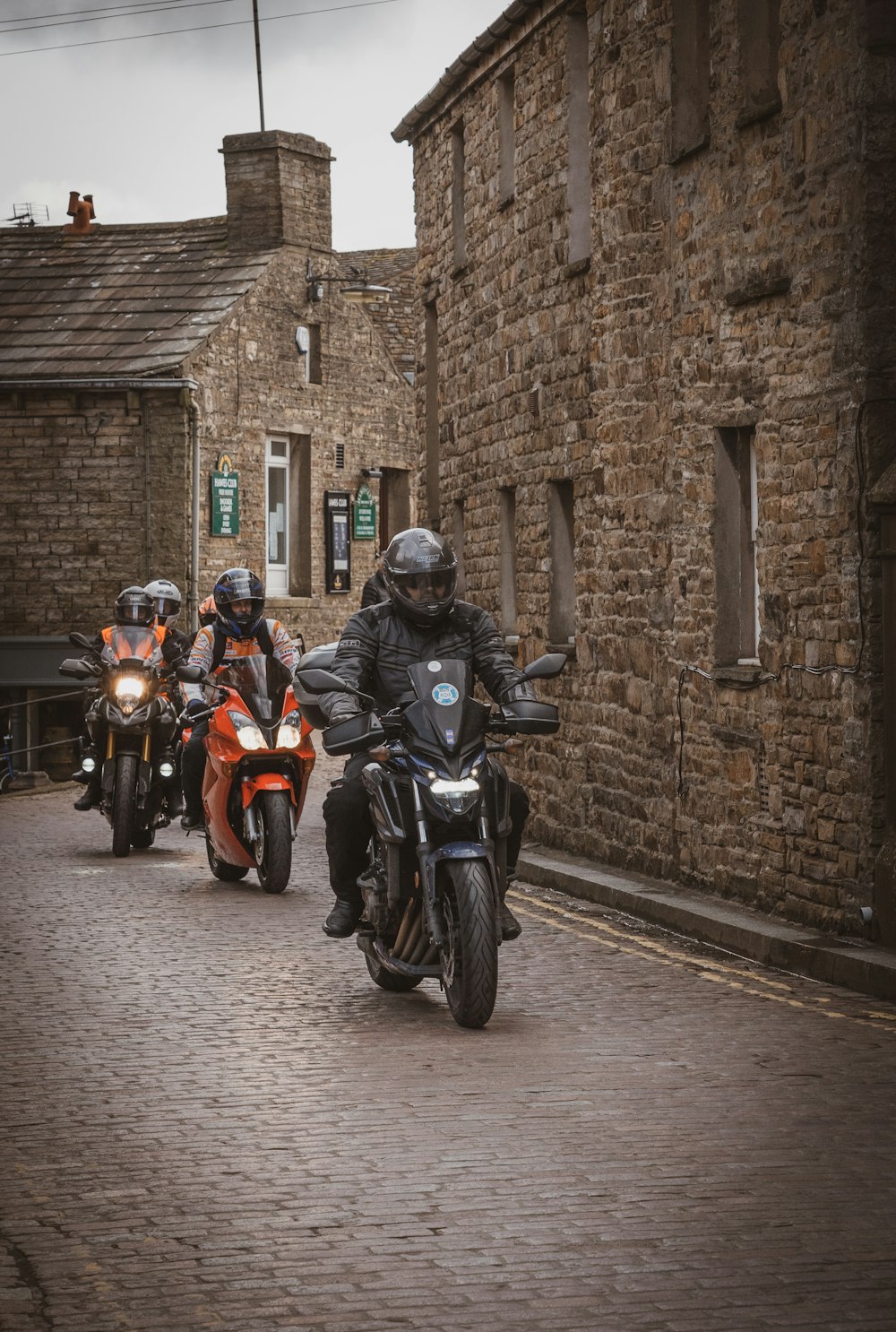 Un gruppo di persone in sella a motociclette lungo una strada