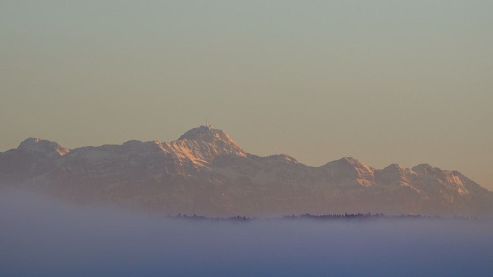 Una vista de una montaña cubierta de niebla