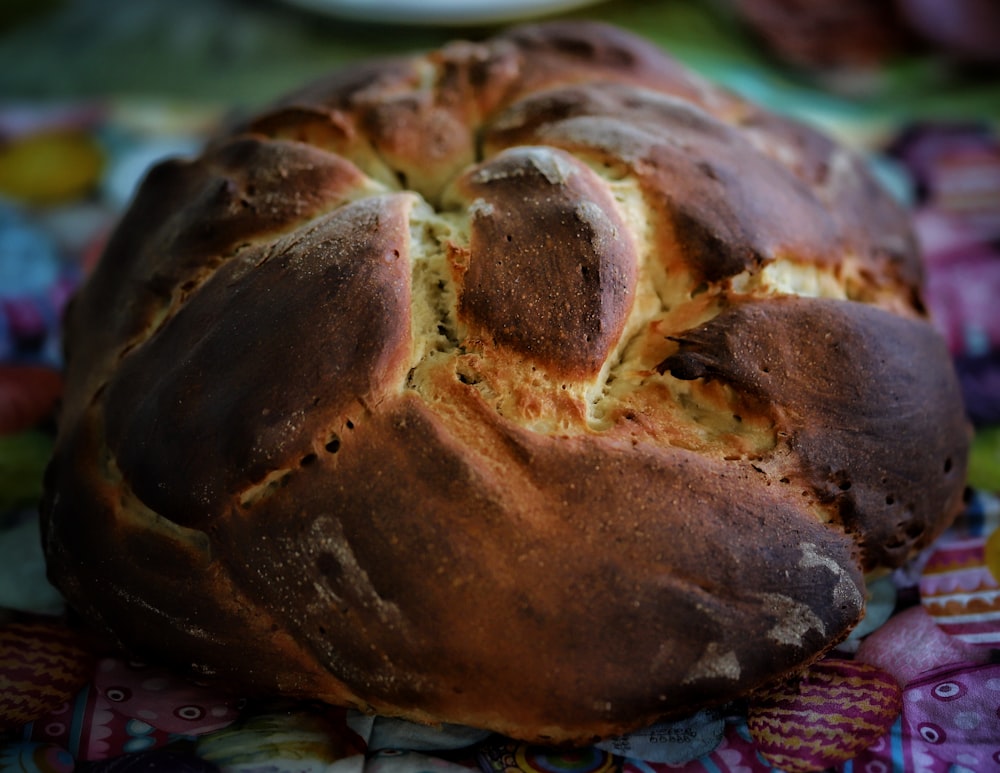 Ein Laib Brot auf einem Tisch