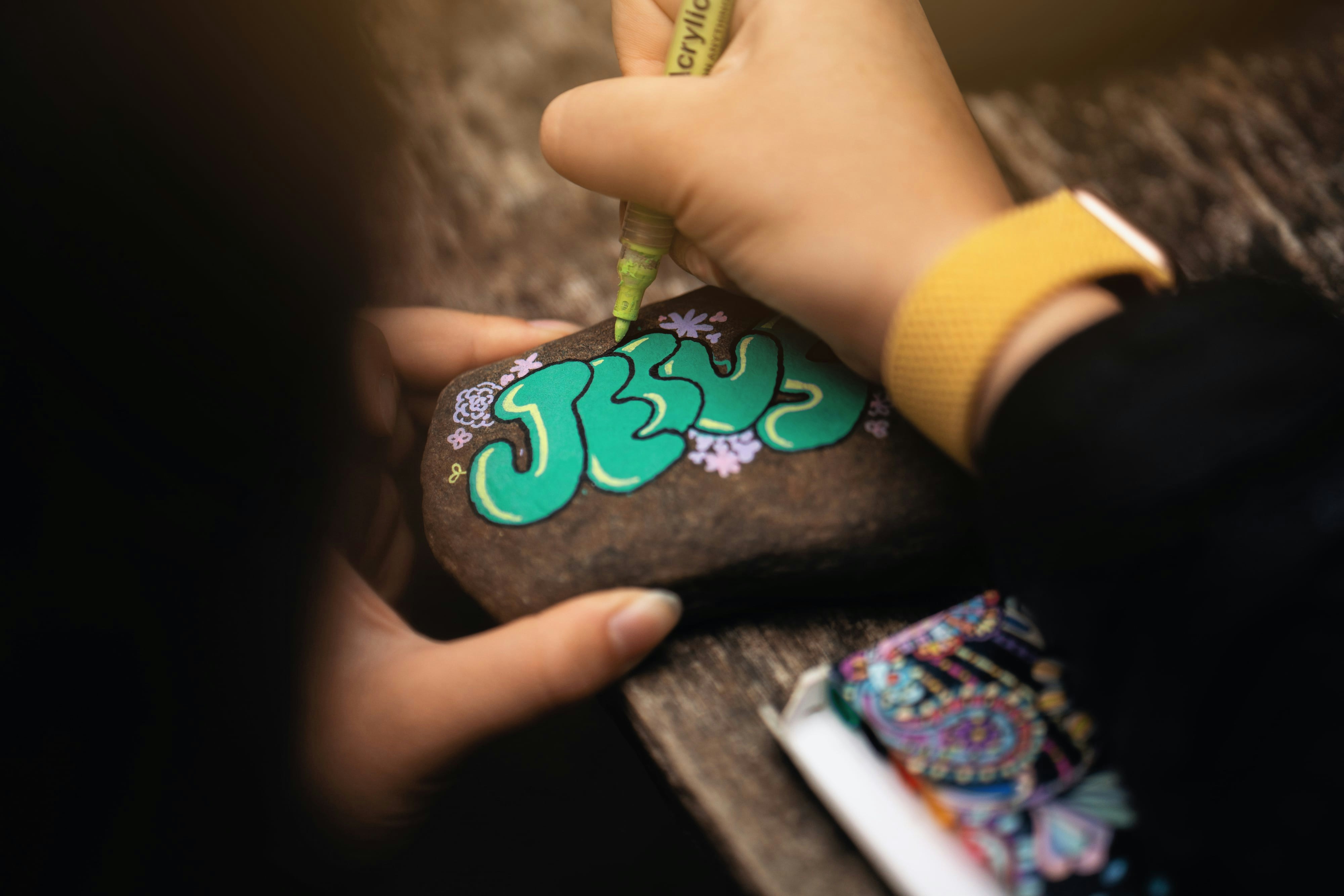 マーカーで岩に書いている人