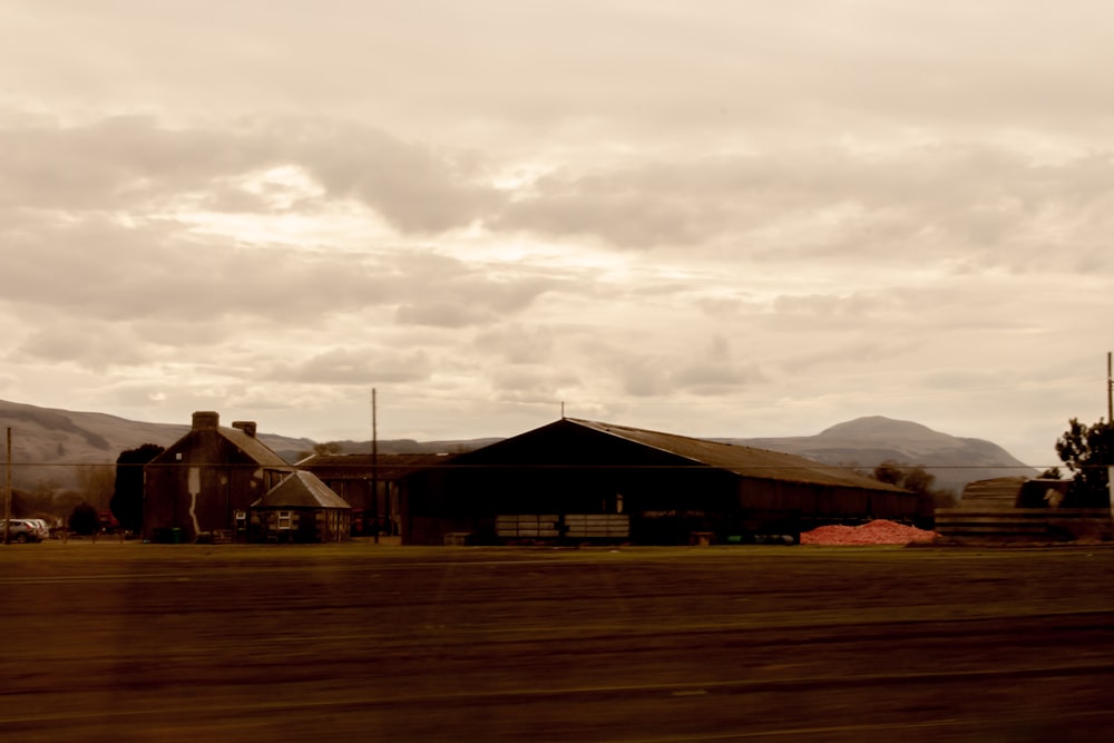 Un train traversant une campagne rurale sous un ciel nuageux