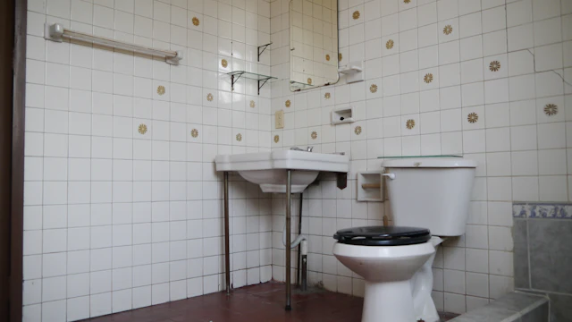 Baño familiar con tina y ducha — antes