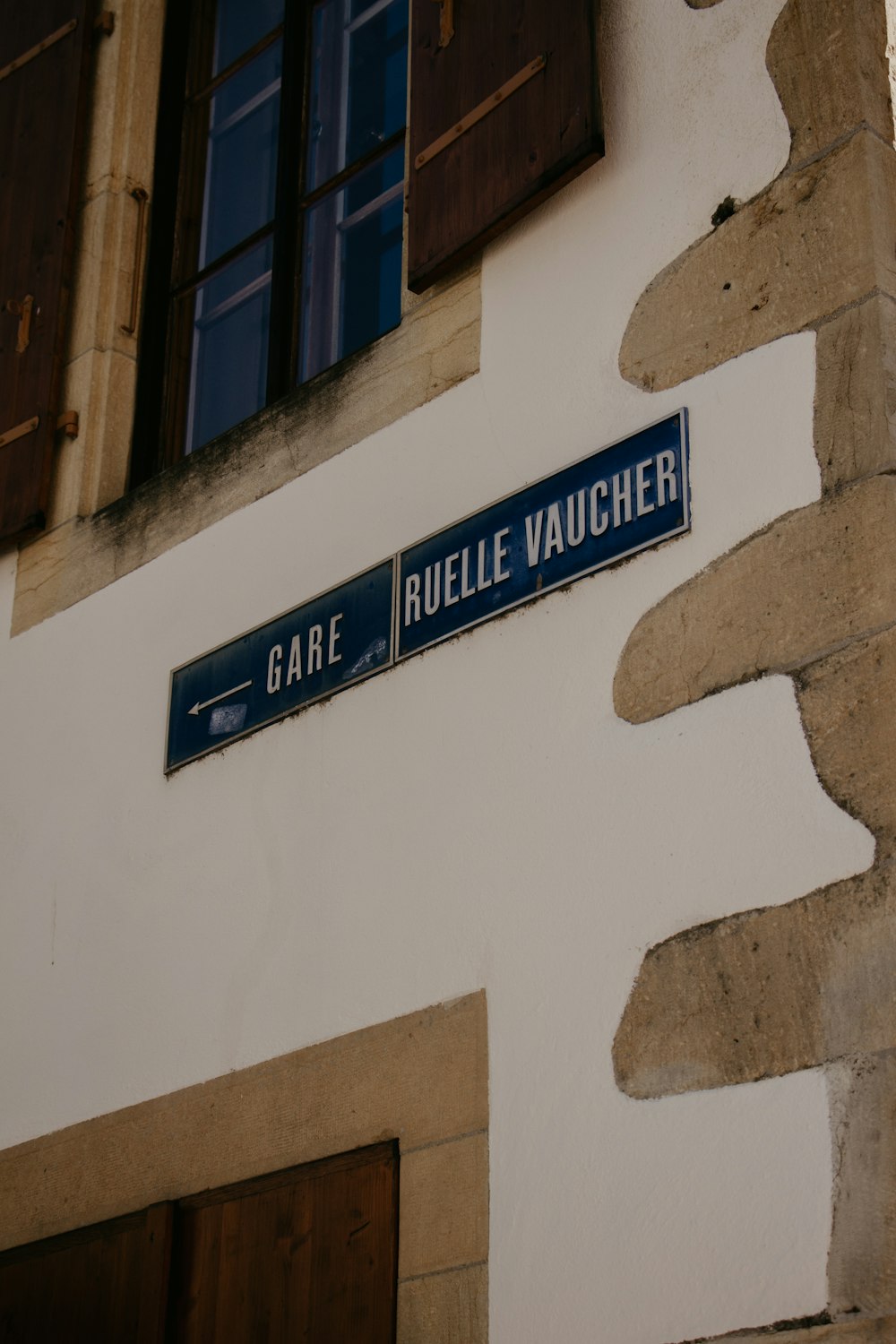 건물 측면의 거리 표지판