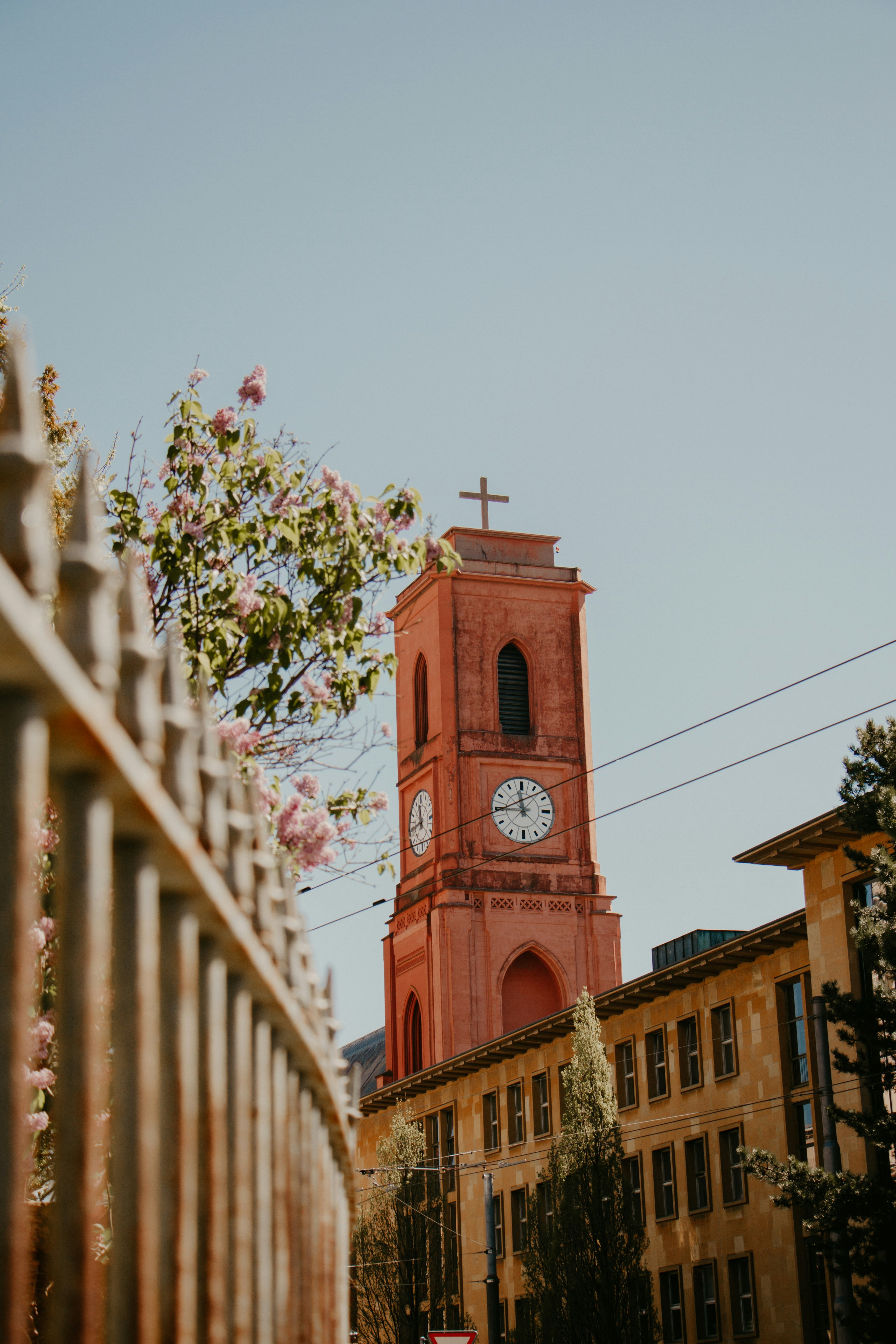 une haute tour de l’horloge dominant une ville