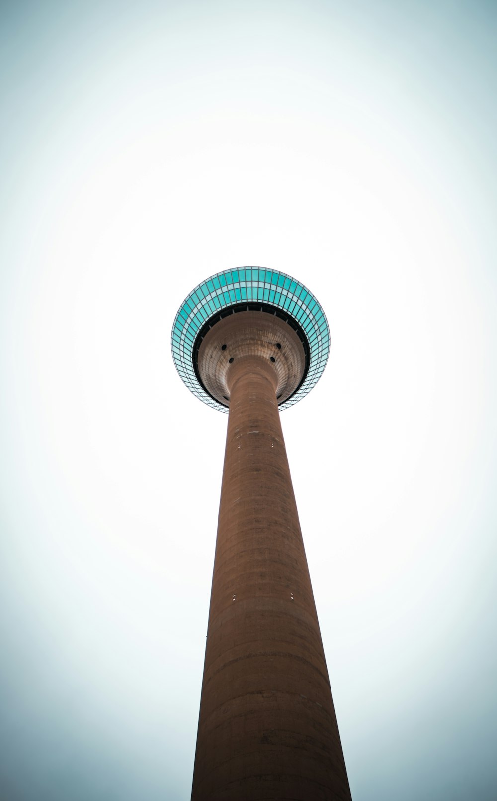 Una torre alta con un fondo de cielo