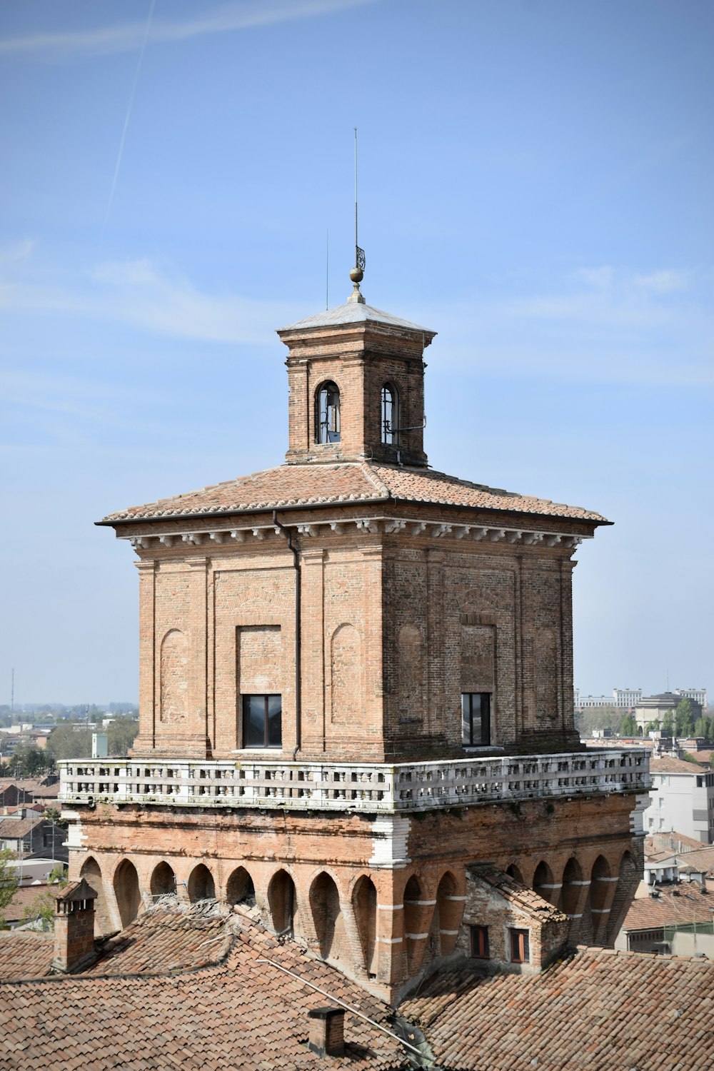 ein hoher Turm mit einer Uhr darauf