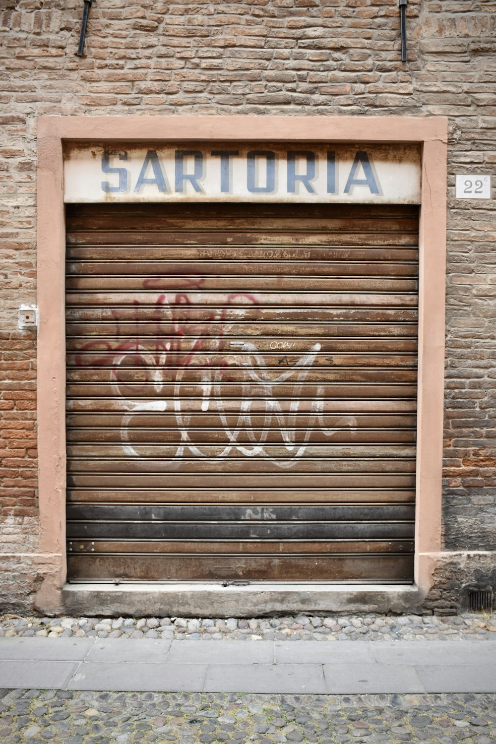 uma porta de garagem fechada com pichações