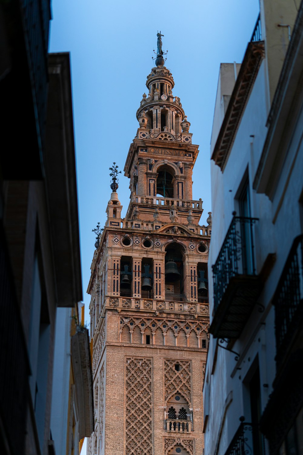 uma torre alta com um relógio no topo dela