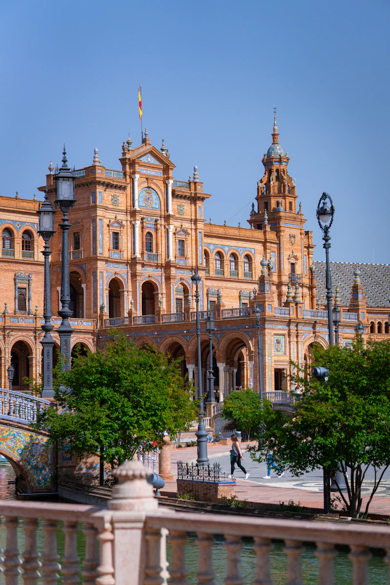 edificio histórico con torre de reloj en Sevilla