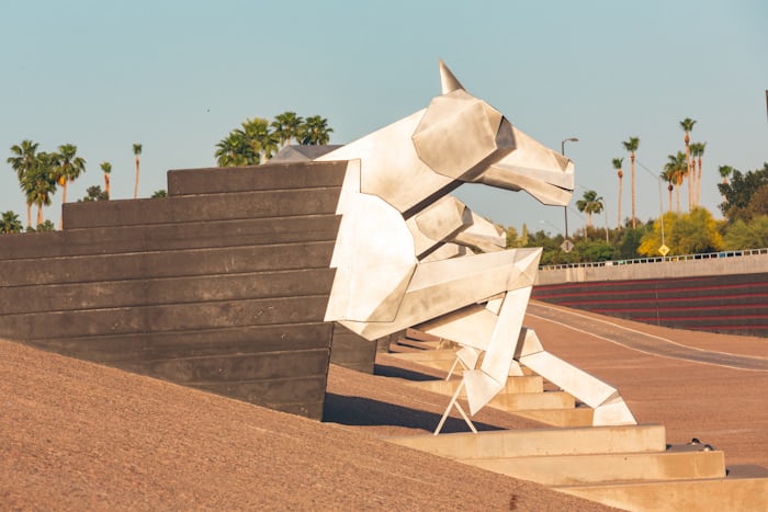 Escultura de cavalos andando