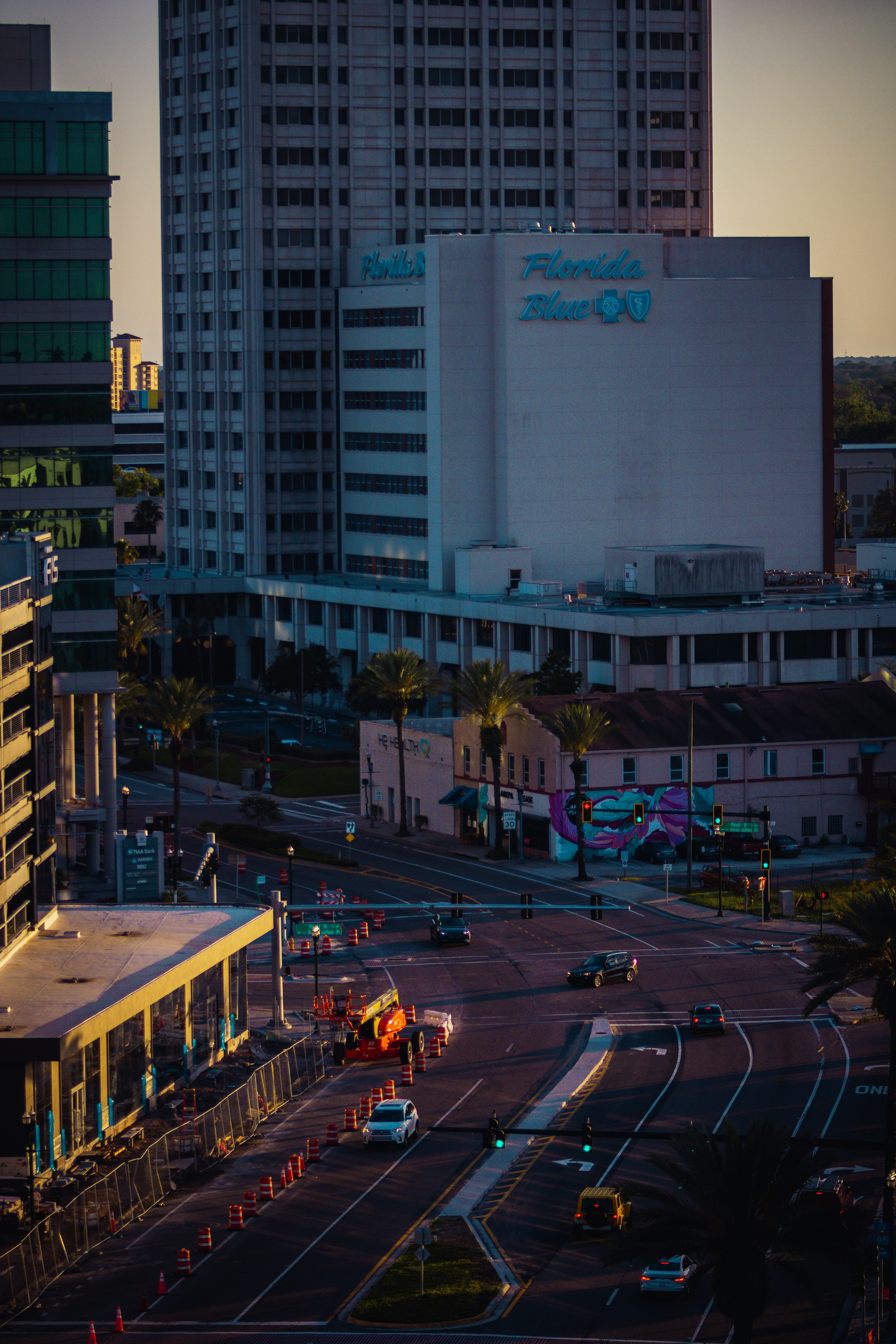 Blick auf eine Stadtstraße in der Abenddämmerung