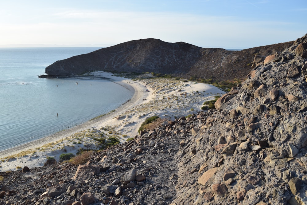 una vista di una spiaggia da una scogliera rocciosa