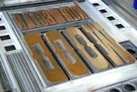 MADOX. RAMKI POD TABLICE REJESTRACYJNE, NAKLEJKI 3D, USŁUGI SITODRUKOWE.