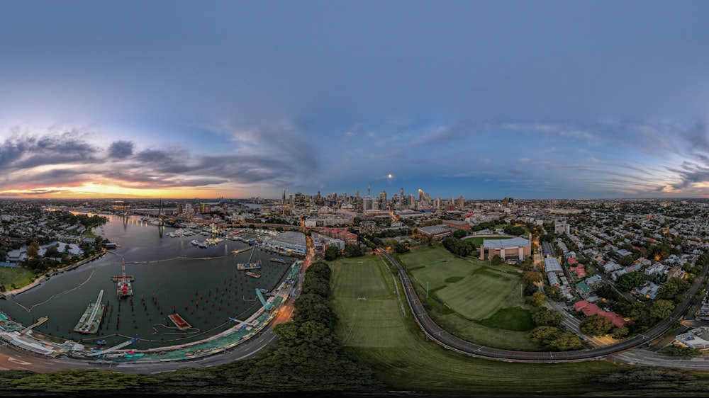 una vista panoramica di una città al tramonto