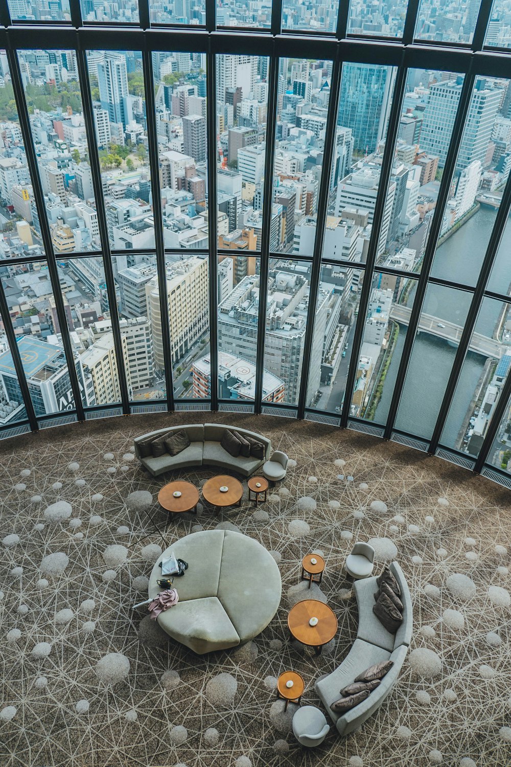 une chambre avec vue sur la ville