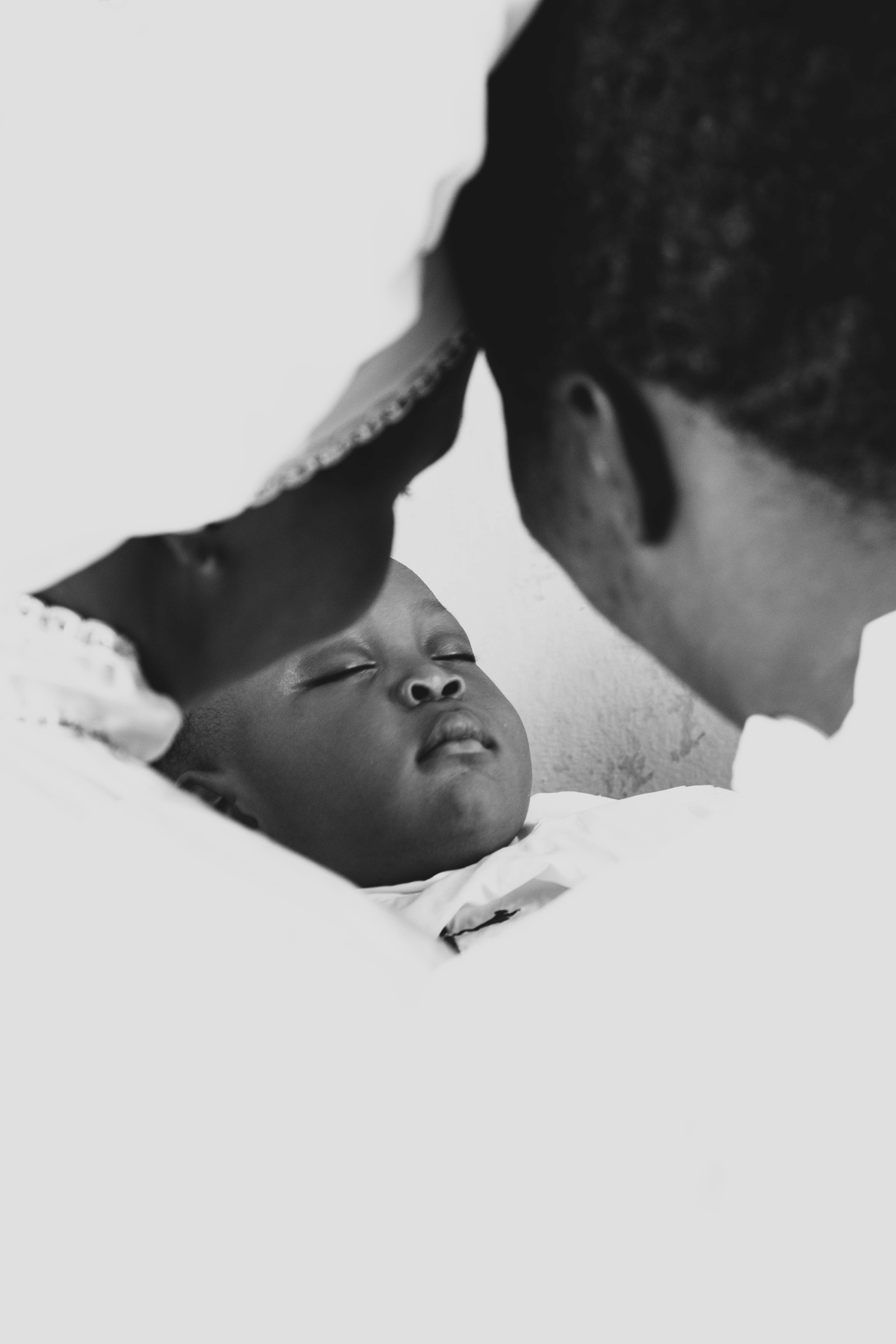 foto hitam putih seorang pria yang melihat bayi