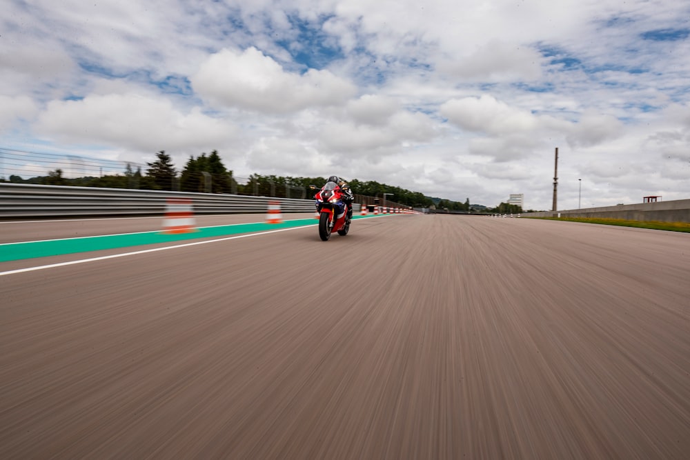 una persona in sella a una motocicletta su una pista da corsa