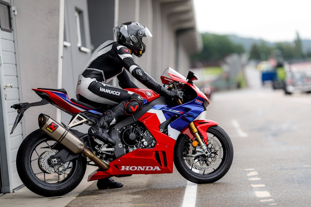 une personne sur une moto appuyée contre un mur