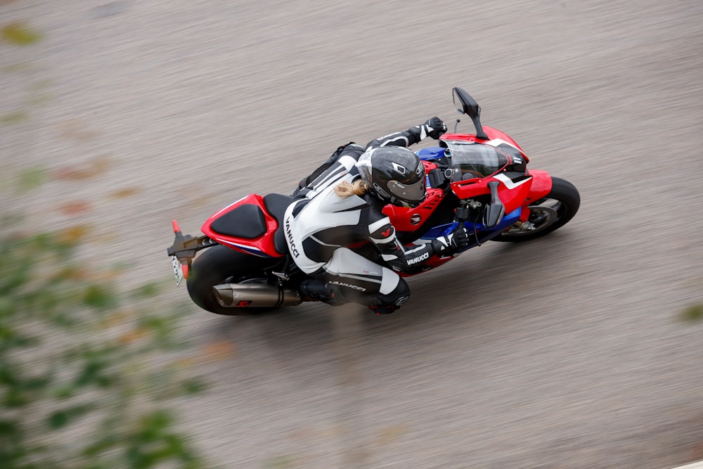 eine Person, die ein Motorrad auf einer Straße fährt