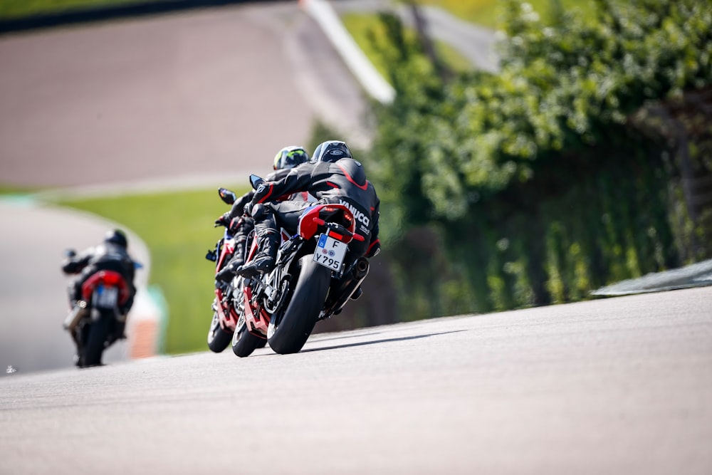 un paio di motociclette che sono su una strada