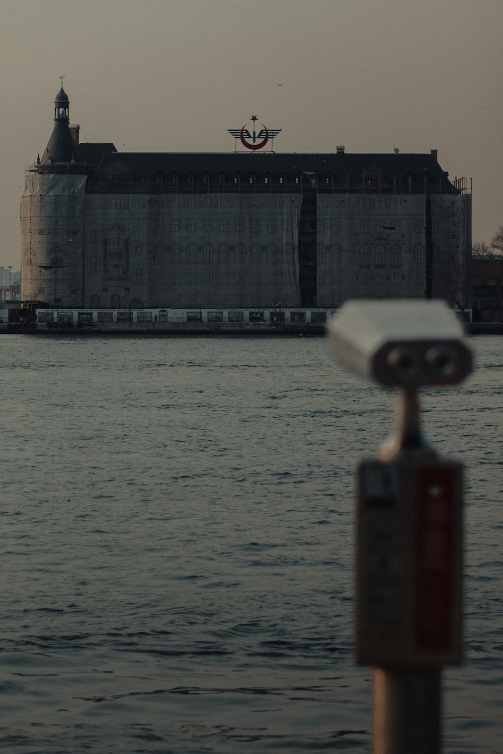 Un cuerpo de agua con un edificio al fondo