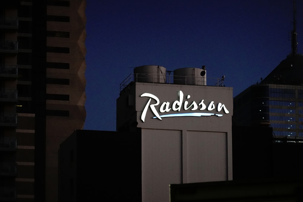 Un edificio con un letrero que dice Radisson en él