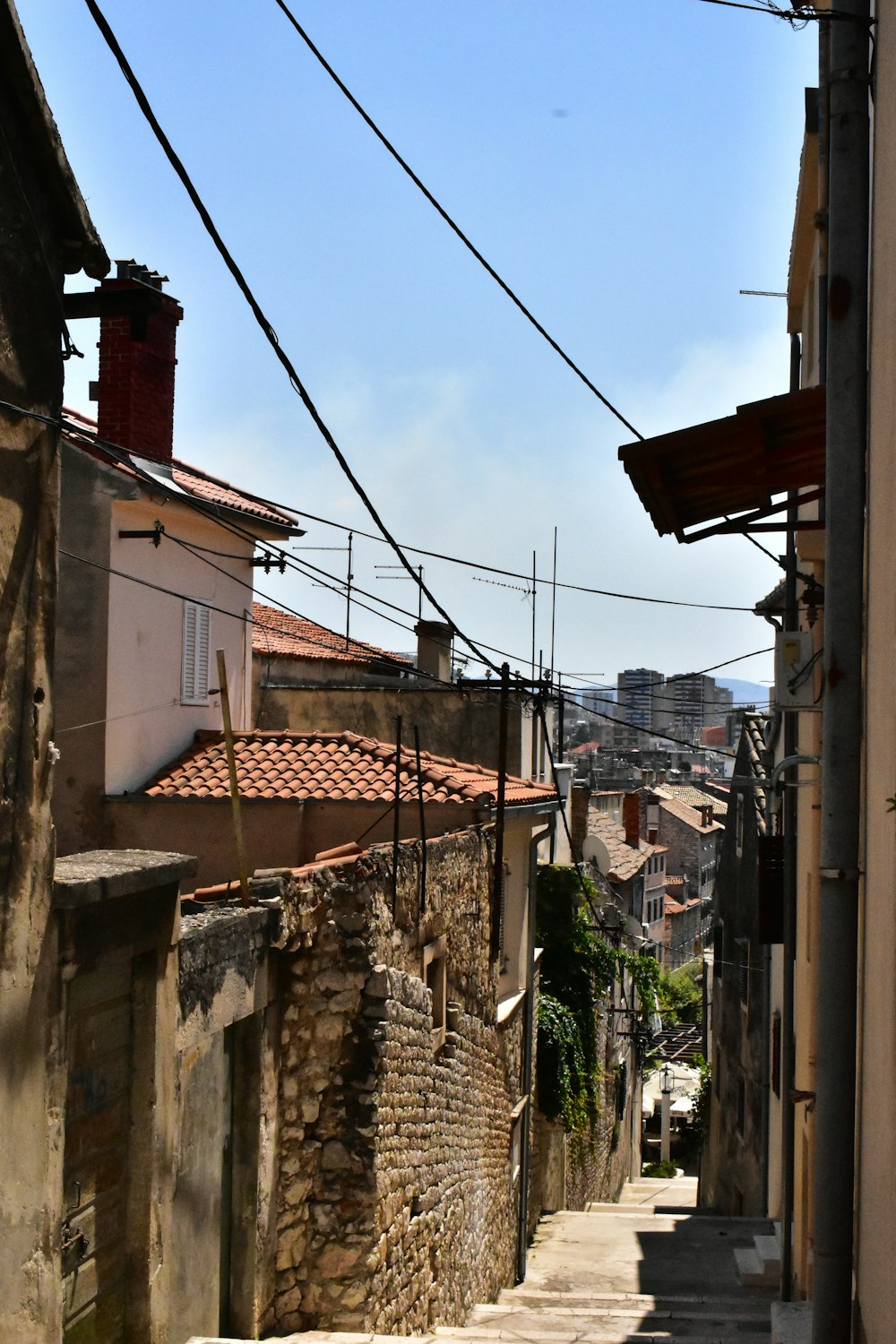 a narrow alley way with buildings in the background