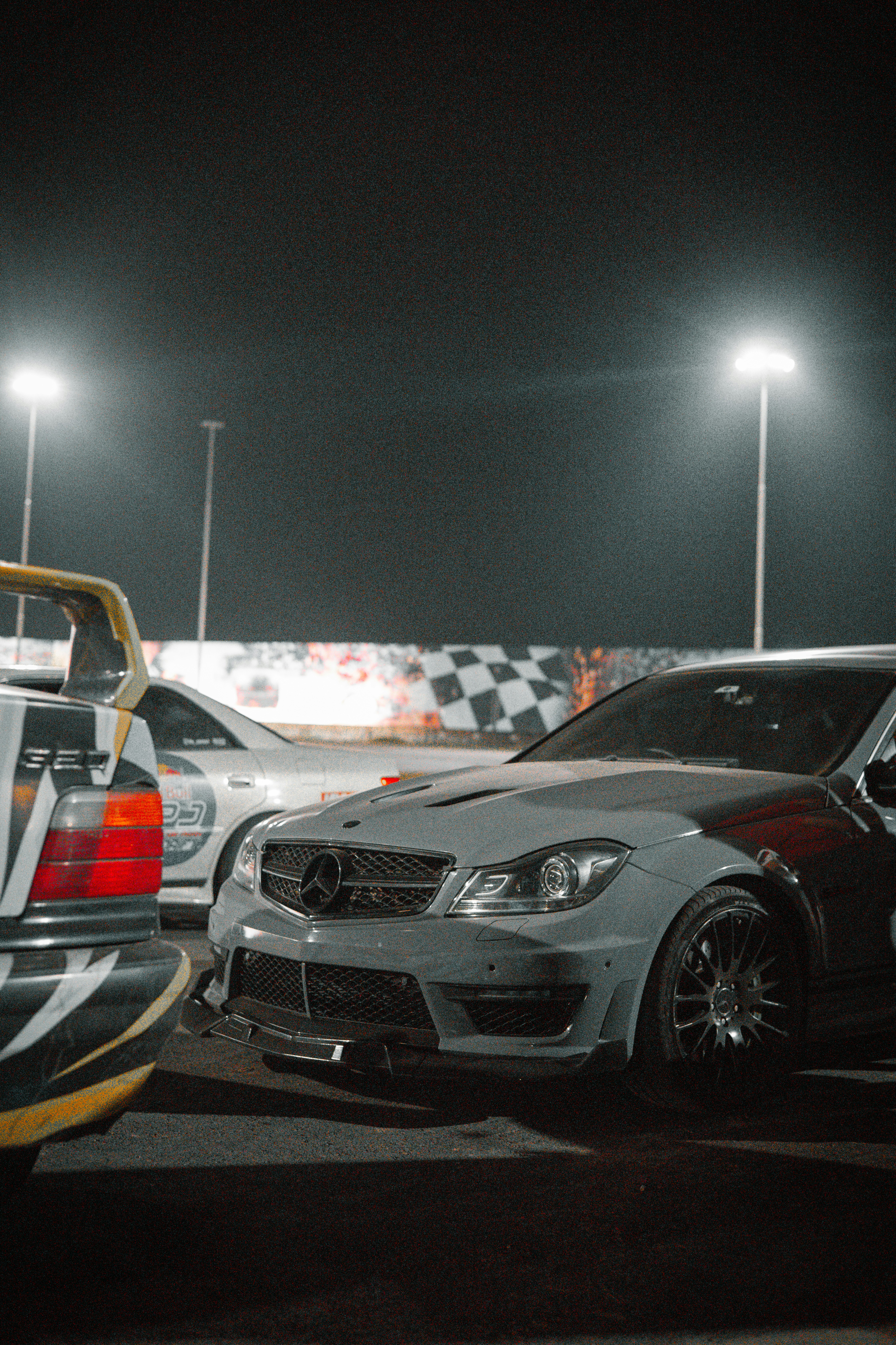 Beberapa mobil diparkir bersebelahan di tempat parkir
