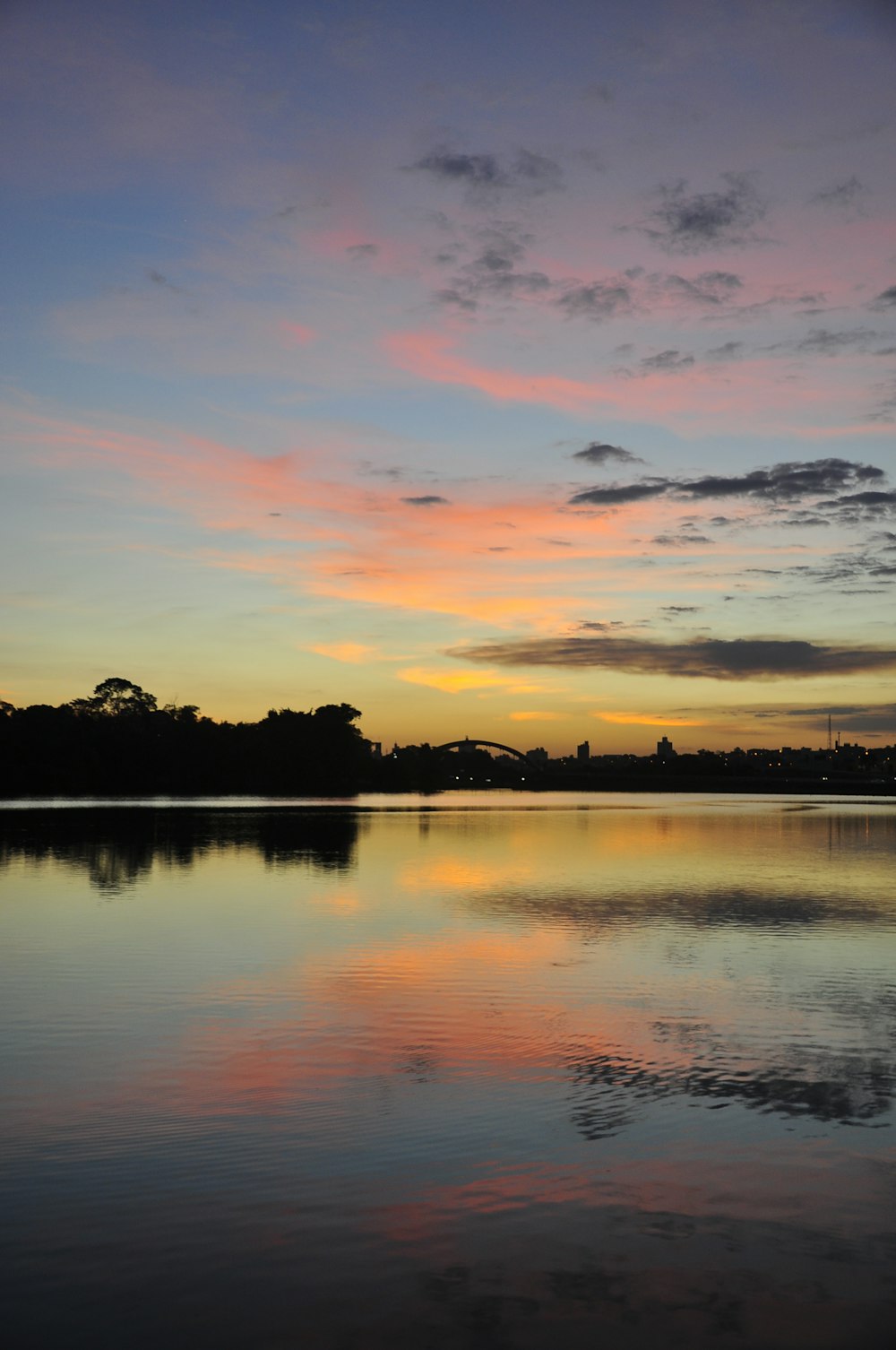 Un bellissimo tramonto su un lago calmo